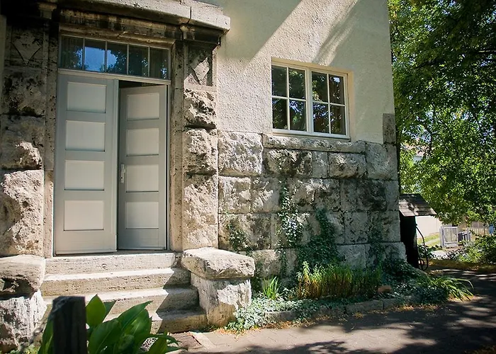 페리엔보눙 암 쿤스트투름 아파트 *